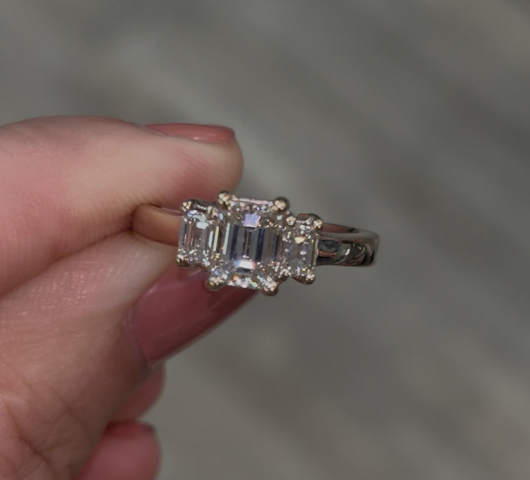 18k 3 Stone Emerald Ring